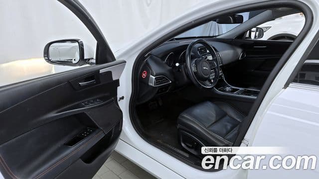 Jaguar XE Prestige, 2016 10