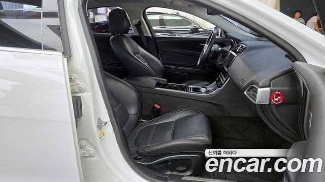 Jaguar XE Prestige, 2016 11