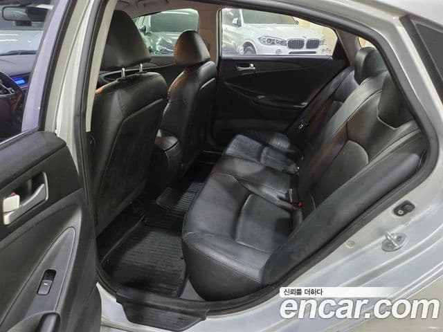 Hyundai YF Sonata Luxury, 2010 8