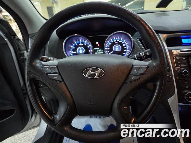 Hyundai YF Sonata Luxury, 2010 10