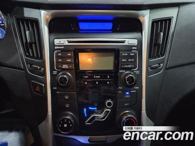 Hyundai YF Sonata Luxury, 2010 12