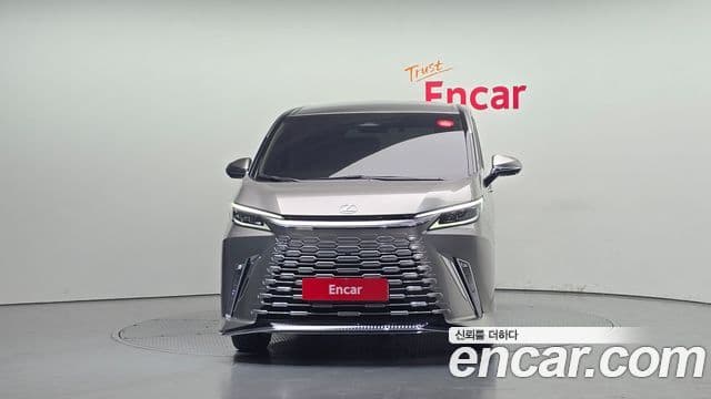 Lexus LM 2세대 500h Royal, 2025 3