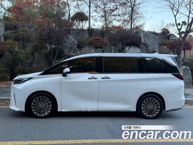 Lexus LM 2세대 500h Royal, 2025 3