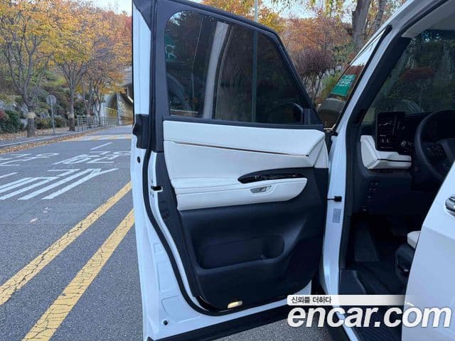 Lexus LM 2세대 500h Royal, 2025 8