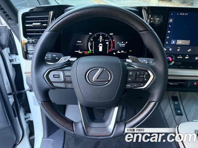 Lexus LM 2세대 500h Royal, 2025 11
