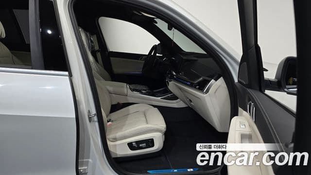BMW X7 (G07) xDrive 40i M Sport 6인승, 2025 11