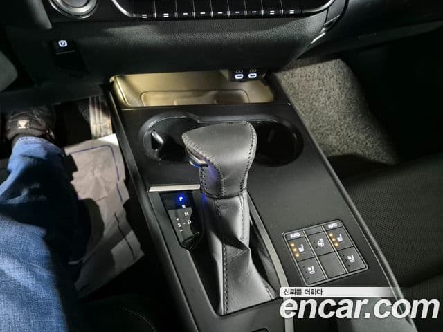 Lexus UX250h, 2024 9