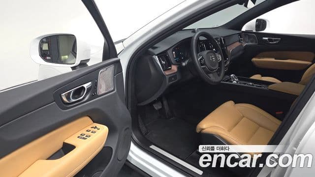 Volvo XC60 2세대 B5 Ultra Bright, 2025 11