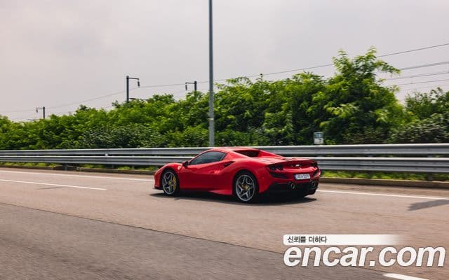Ferrari F8 스파이더 3.9 V8, 2023 2