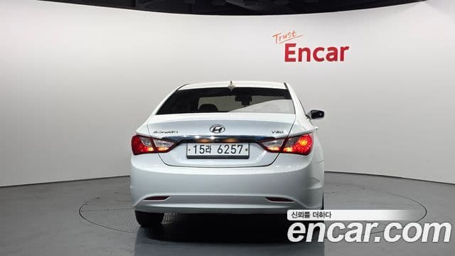 Hyundai YF Sonata LPI Deluxe, 2011 4