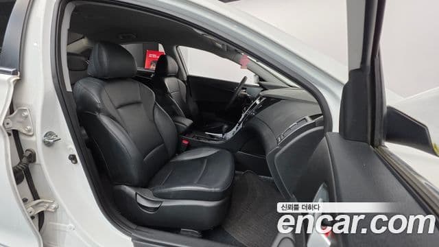 Hyundai YF Sonata LPI Deluxe, 2011 10