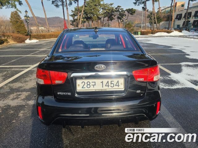 Kia Forte чёрный, 2010 4
