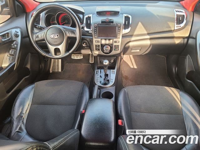 Kia Forte чёрный, 2010 7