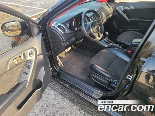 Kia Forte чёрный, 2010 13