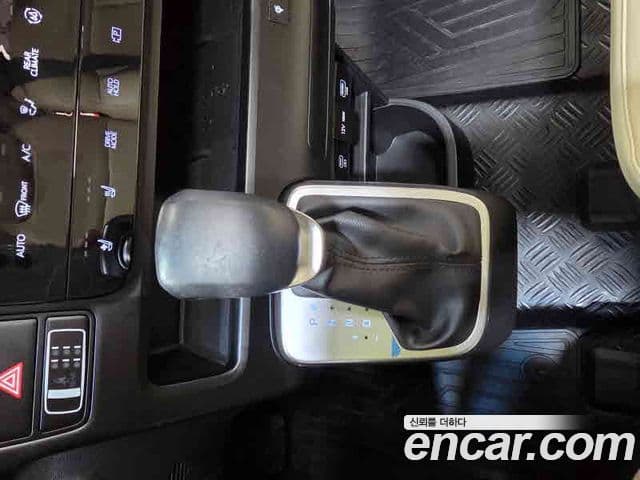 Hyundai Staria Modern, 2025 12