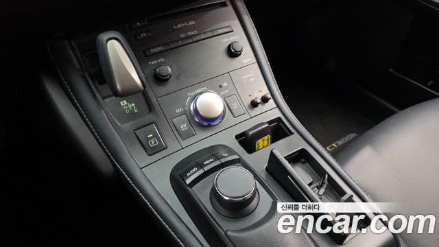 Lexus CT200h ZWA10, 2018 9