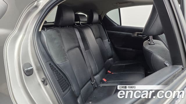 Lexus CT200h ZWA10, 2018 12