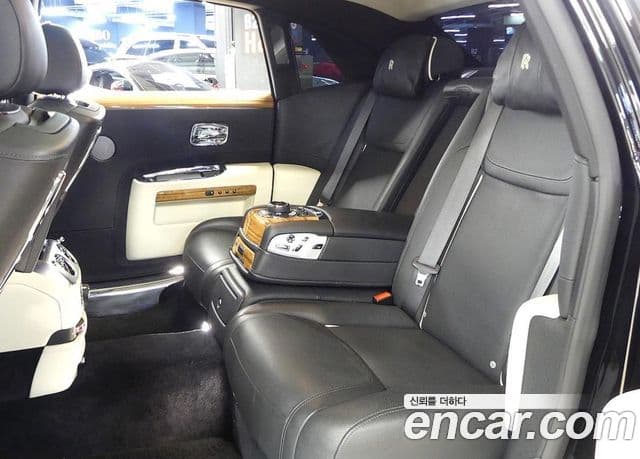 Rolls-Royce 고스트 6.6 EWB V12, 2016 18
