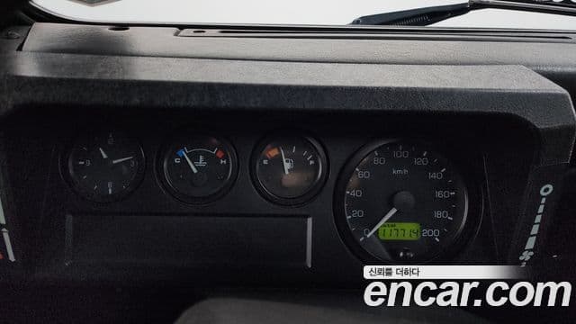 Land Rover Defender, 2000 8