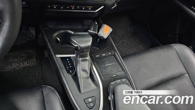 Lexus UX250h, 2020 9