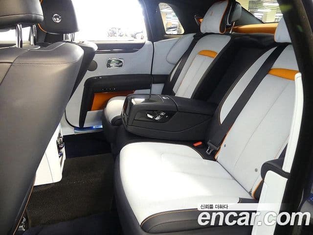 Rolls-Royce 고스트 2세대 6.7 V12 чёрный эмблема, badge, 2023 9