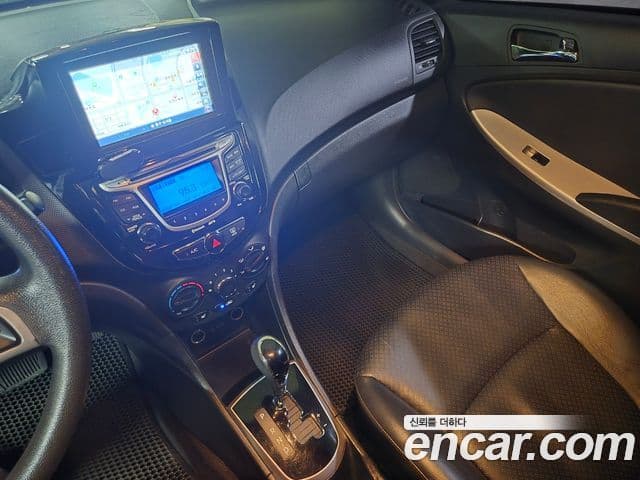 Hyundai Accent(новый кузов / новое поколение) Premier, 2011 10