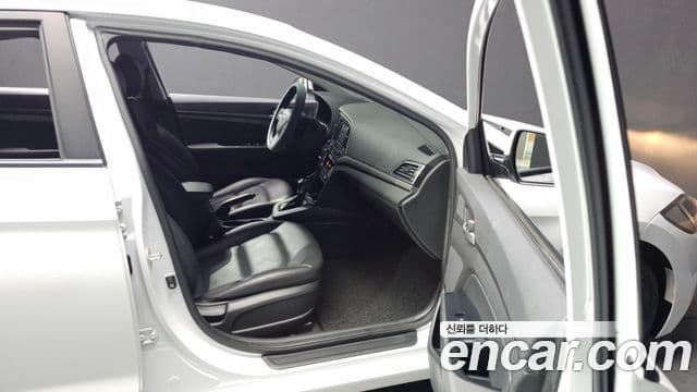 Hyundai Avante AD Style, 2018 11