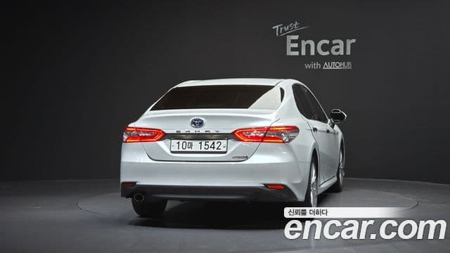 Toyota 캠리 (XV70) 2.5 XLE гибрид, 2019 4