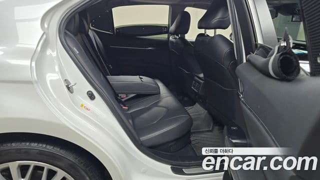 Toyota 캠리 (XV70) 2.5 XLE гибрид, 2019 12