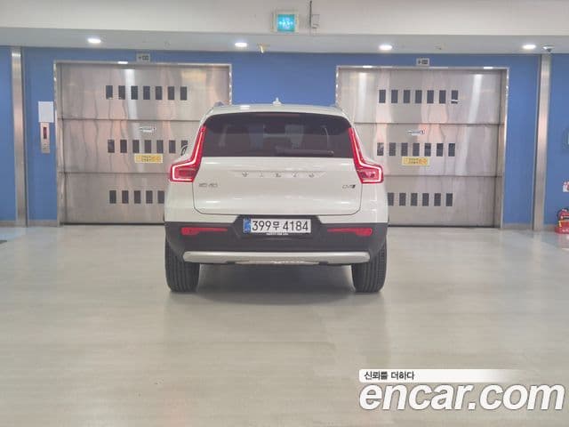 Volvo XC40 B4 Ultra Bright, 2025 4