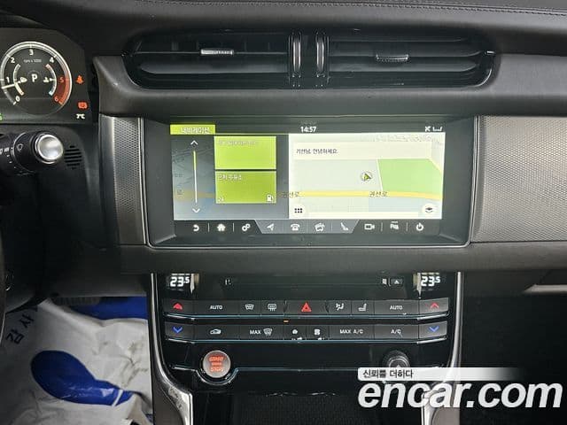 Jaguar XF (X260) 20d Portfolio, 2017 14