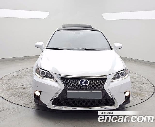 Lexus CT200h ZWA10, 2017 3