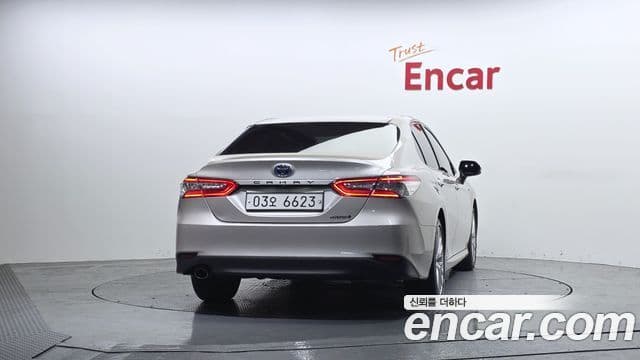 Toyota 캠리 (XV70) 2.5 XLE гибрид, 2018 4