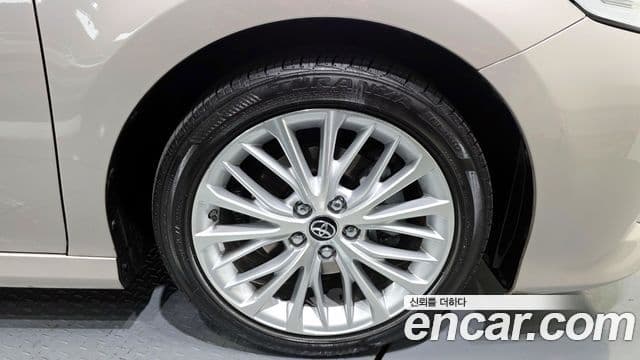 Toyota 캠리 (XV70) 2.5 XLE гибрид, 2018 все фото