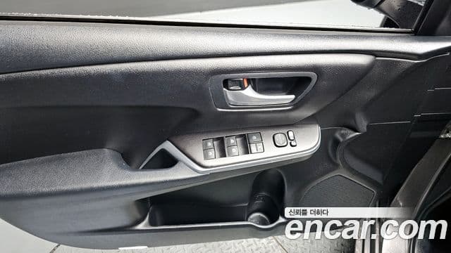 Toyota New 캠리 гибрид LE, 2017 16