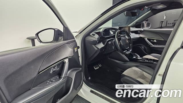 Peugeot e-2008 2세대 EV GT Line, 2021 10