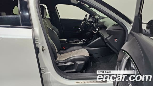 Peugeot e-2008 2세대 EV GT Line, 2021 11
