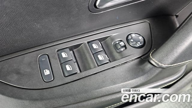 Peugeot e-2008 2세대 EV GT Line, 2021 14