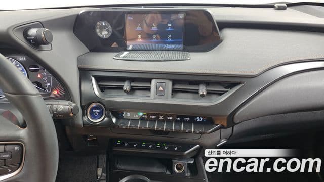 Lexus UX250h, 2020 16