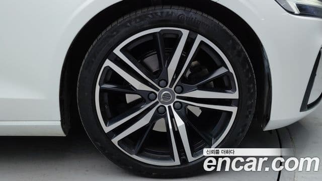 Volvo S60 3세대 B5 R-Design, 2022 все фото