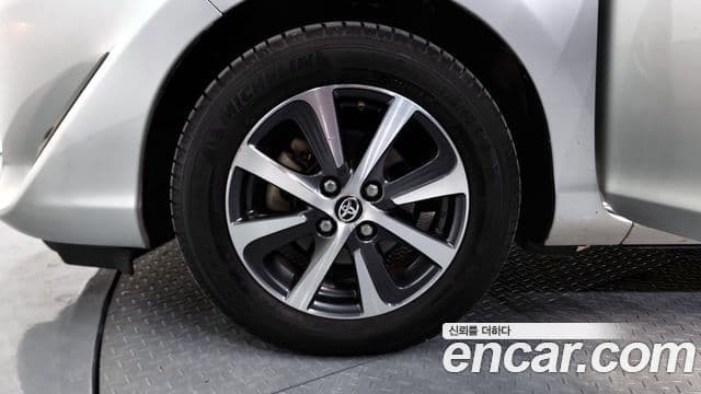 Toyota 프리우스 C, 2019 все фото