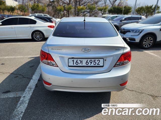 Hyundai Accent(новый кузов / новое поколение) Luxury, 2011 3