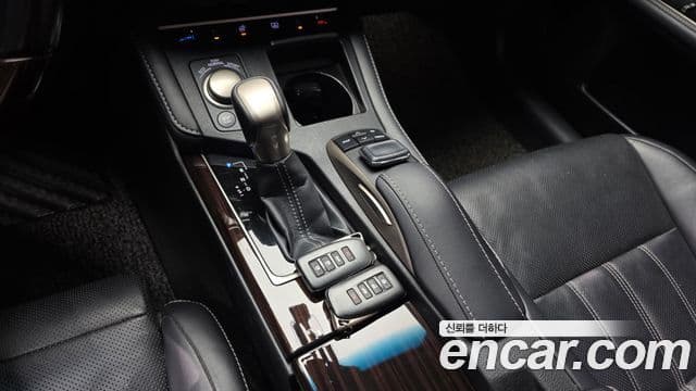 Lexus New ES300h XV60, 2018 9