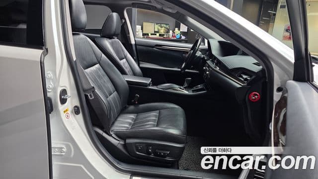 Lexus New ES300h XV60, 2018 11