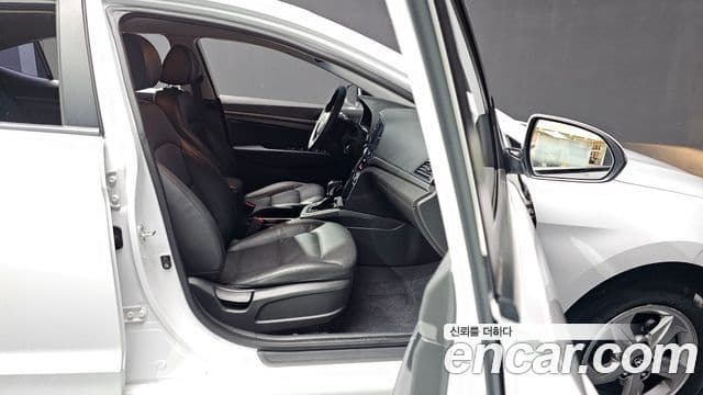 Hyundai Avante AD Style, 2018 11