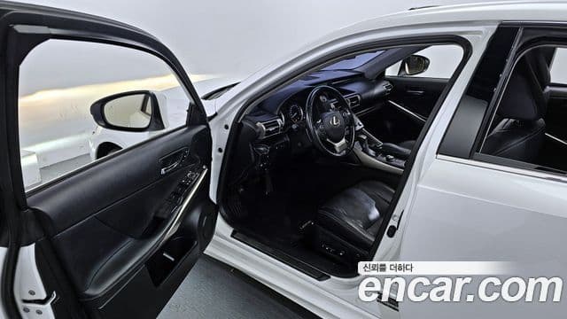 Lexus New IS200t Supreme, 2016 10