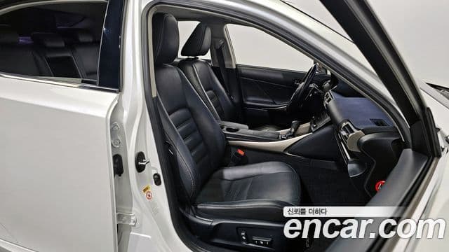 Lexus New IS200t Supreme, 2016 12