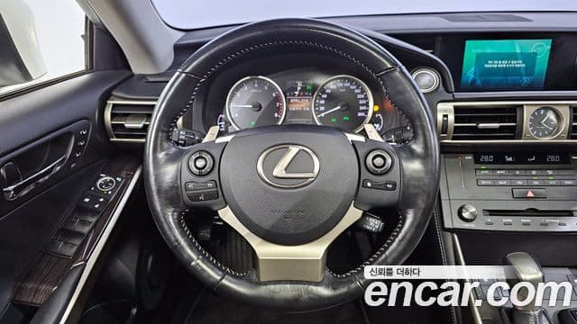 Lexus New IS200t Supreme, 2016 13