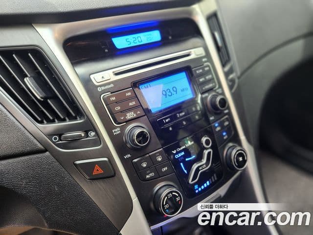 Hyundai YF Sonata Premier, 2010 9