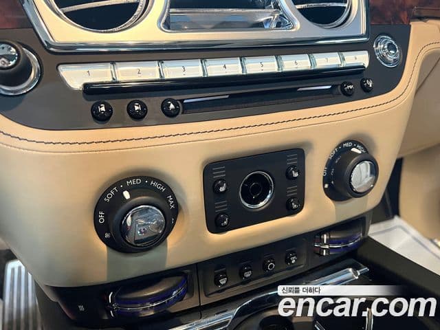 Rolls-Royce 고스트 6.6 EWB V12, 2018 9